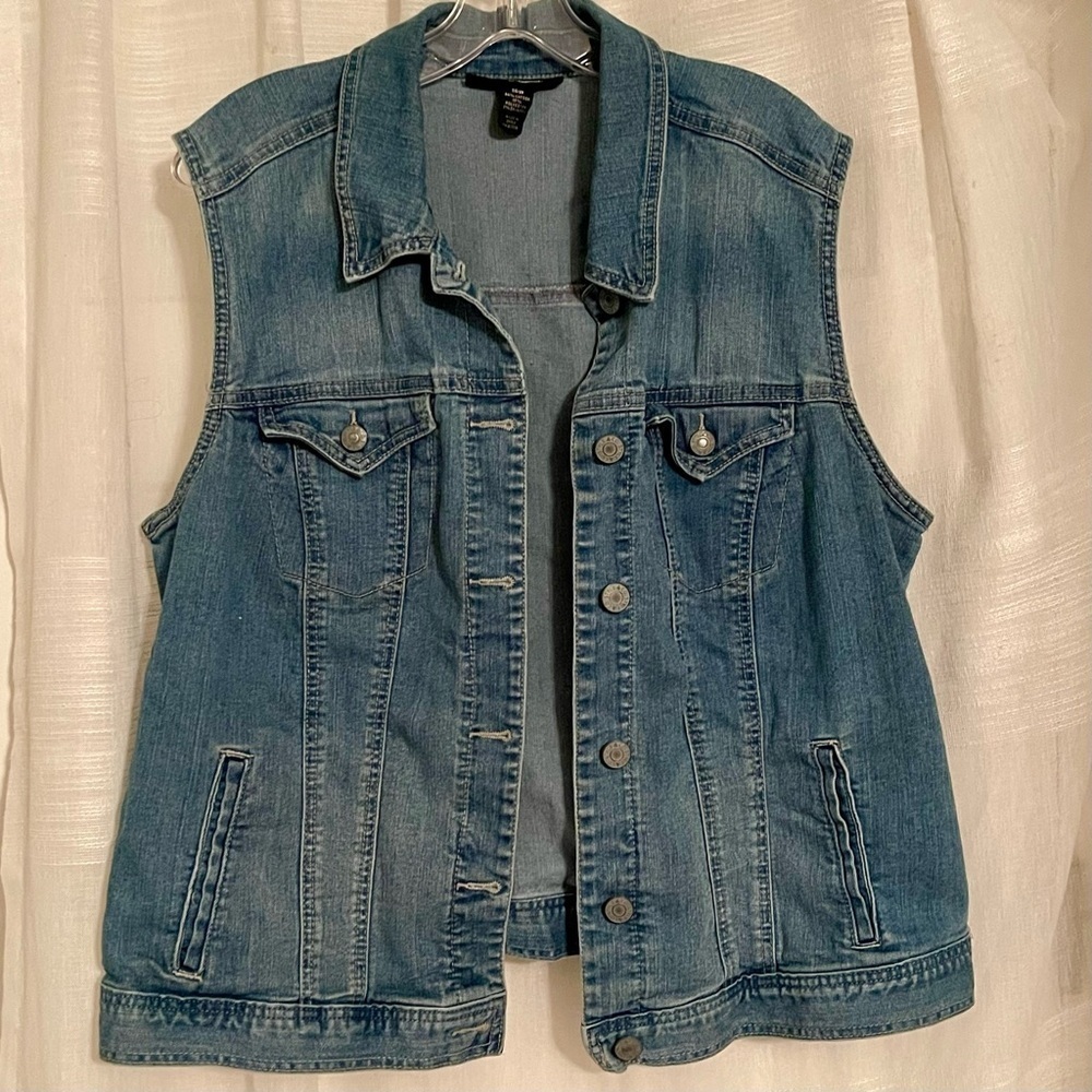 Style & Co Woman Jean/Demin Vest in Great Preowned Condition. Size 16W